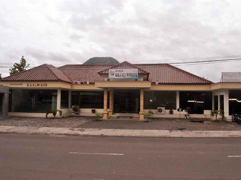 Grand Wisata Hotel Ende Exterior photo